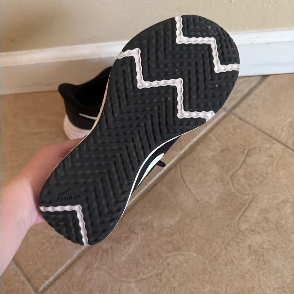 Nike Women's Black and White Running Shoes - Picture 2 of 5